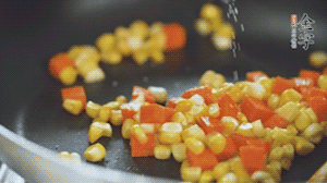 胡蘿卜、玉米洗凈后，處理成粒，加鹽簡(jiǎn)單炒制。