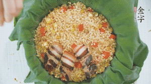 擺上金字醬肉，妥帖包裹好上鍋蒸。