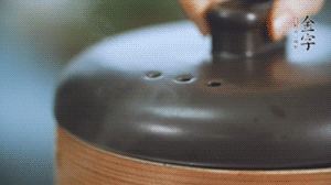 水開(kāi)后轉(zhuǎn)中火蒸50-60分鐘。