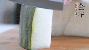 冬瓜去瓤去皮，切小塊。