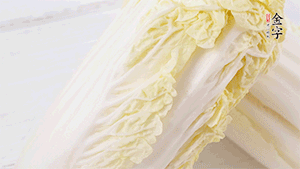 娃娃菜洗凈，對(duì)半切。