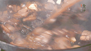 熱油下鍋，爆香蒜片。放入醬肉翻炒片刻后,下豌豆尖均勻翻炒。