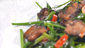 出鍋前加少許鹽調味。