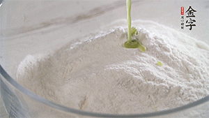 將艾草葉放入料理機中，加1倍的水打碎。和澄粉、糯米粉、少許油混合成面團。