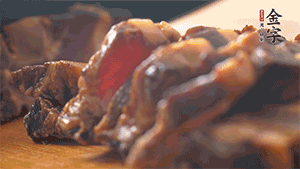 金字醬肉切成小丁。