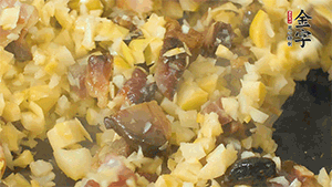 熱油起鍋，下醬肉丁炒香，再加入筍丁、適量水淀粉勾芡翻炒均勻。