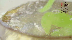 萵筍去皮切片，加鹽焯水。