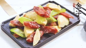 熱油下鍋，依次下金字香腸、萵筍、冬筍，均勻翻炒。