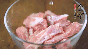 切成小段的排骨洗凈后，加姜片焯水3分鐘。