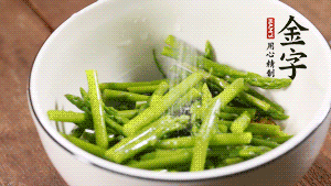 將調料放入準備好的食材中，攪拌均勻。