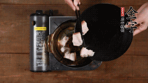 將鮮肉、咸肉、姜片、蔥結(jié)放到湯鍋中，加黃酒及足量清水。