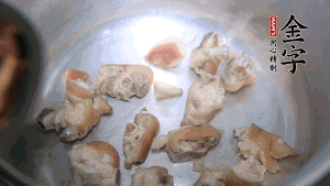 將汆燙好的豬蹄塊、蹄片 、筍段、姜片放入鍋中，放黃酒調味。