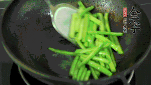 鍋中倒油，油溫7成熱時(shí)，放入四季豆煸炒至變色，然后放入香腸均勻翻炒，加少許清水燜煮1分鐘。