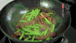 然后再加入鮮蓮子一起翻炒，至熟后加少許鹽調(diào)味就可以了。