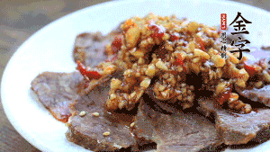 最后把醬汁淋到牛肉上即可，撒上芝麻、香菜。也可以把牛肉和醬汁攪拌均勻，讓牛肉與醬汁更加入味。