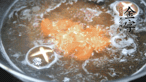 將烏冬面放入調(diào)好味的面湯中一起煮熟。（選擇烏冬面的原因，第一是因為菜鳥也能很好地做出成品，而不用擔心會糊鍋或者黏在一起；第二是因為白色的面條，在夏天看起來更有食欲。）