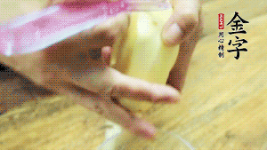 將食材洗凈，茄子、土豆切滾刀塊。