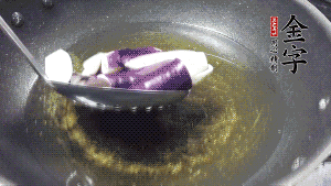 鍋中倒油燒至七成熱，將土豆炸至金黃，茄子炸軟，青椒塊略炸，然后撈出瀝油備用。