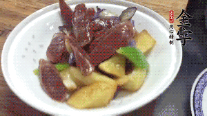 加少量生抽、鹽、糖、雞精調味，炒熟出鍋即可。