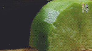 青蘿卜去皮切小塊。