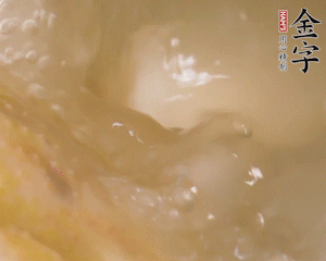 沸騰后撈出蔥結，小火燉45分鐘，加山藥再燉15分鐘。