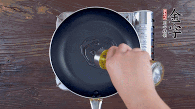 魚(yú)頭對(duì)開(kāi)，洗凈瀝干。鍋中加油，把魚(yú)頭兩面煎至金黃色，期間加蔥姜，每面約需時(shí)2-3分鐘。