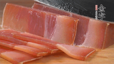 金字火腿切片，溫水浸泡5分鐘。