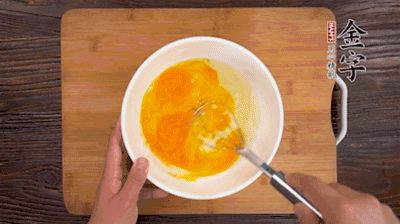 雞蛋加鹽、料酒打散后，加1.5倍溫水?dāng)嚢杈鶆颉?>
					</div>
					<span>步驟 2/5</span>
					<p>雞蛋加鹽、料酒打散后，加1.5倍溫水?dāng)嚢杈鶆颉?/p>
				</li><li>
					<div   id=