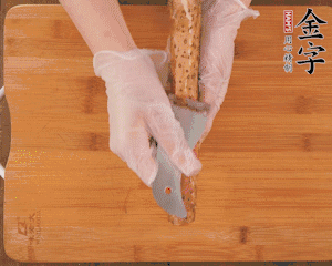 山藥去皮切滾刀塊，熱水汆燙30秒，撈出冷水浸泡。