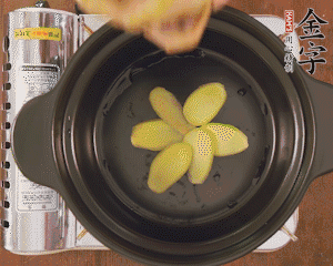 準備土砂鍋，放姜片、鴿子、火腿片、蔥結、料酒，加沒過食材多些的清水，中小火燉煮。