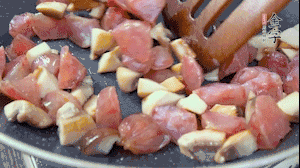 【餡料】4.鍋中油8成熱時，依次放入菌菇丁、香腸丁，適當放點糖調(diào)味，炒熟。