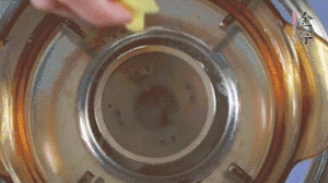 金字淡咸肉加姜片、料酒，冷水入鍋焯水。