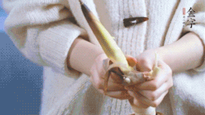 春筍切滾刀塊，加少許鹽，焯水備用。