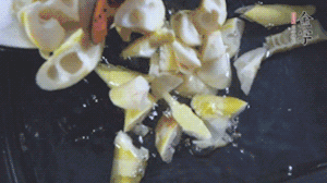 將淡咸肉、春筍、五花肉一起放入鍋中。