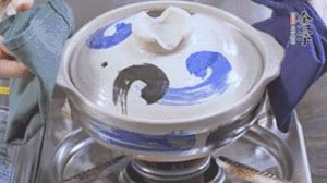 每隔30s將鍋傾斜一側(cè)。（受熱更均勻，鍋巴更噴香）