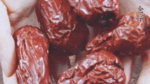 紅棗洗凈，對半剪開。