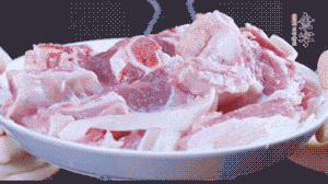 新鮮羊肉冷水入鍋，加姜片、清水焯水，除去血沫。