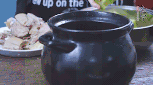 另起砂鍋，依次放入蘿卜、羊肉、火腿蹄片，加料酒、清水沒過食材。