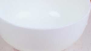 香腸切片，南瓜洗凈去皮切小塊，洋蔥切絲，米淘洗干凈備用。