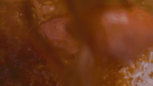 米放電飯鍋，倒入配菜，湯汁一起倒入（湯汁剛好沒過食材即可），電飯鍋開啟煮飯模式，煮好燜20分鐘，撒蔥花。