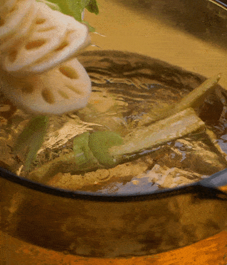 把玉米筍（對半切開）、西芹（切斜片）、蓮藕（切片），放入開水鍋內，加點少許鹽、油，汆燙2分鐘。