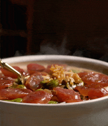 用生抽、白糖、蠔油、芝麻油調(diào)個(gè)汁，淋汁、攪拌、開吃。