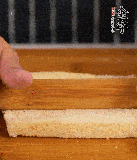 吐司切去四邊，搟薄；烤腸竹簽穿過(guò)。