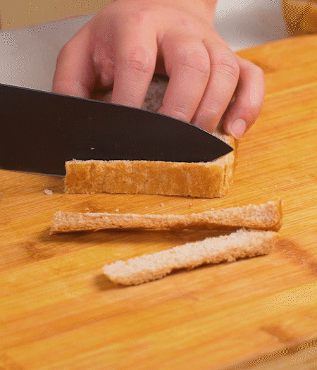 取1片黑麥吐司片，去掉邊邊，涂上一層蛋黃醬。