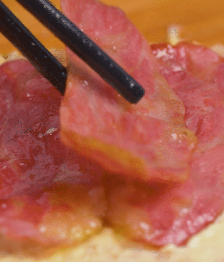 放上火腿、芝士片、生菜，再放一片土司。