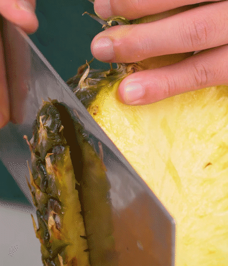 鳳梨去皮把果肉切塊，醬肉切小塊。