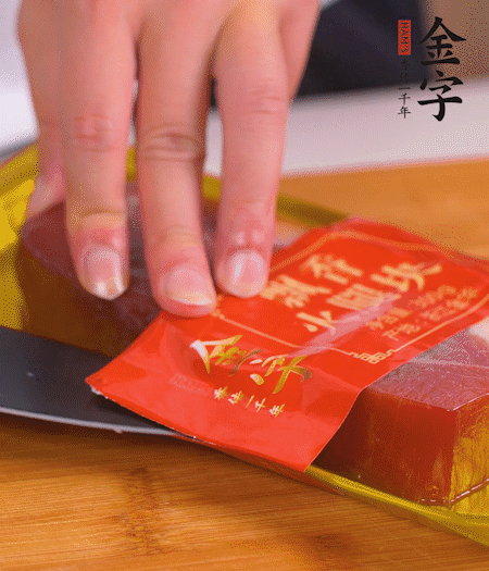 金字火腿切片，生姜切絲，蔥白切末。