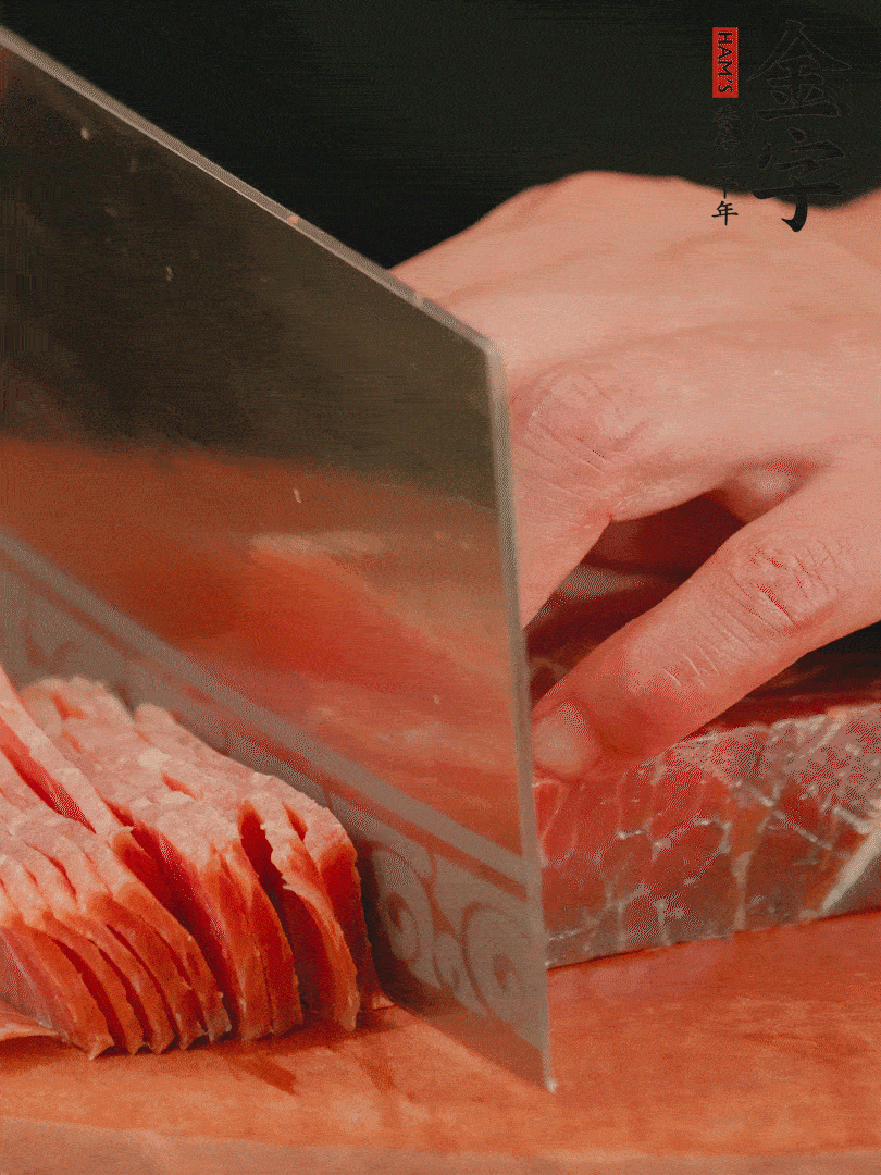 新鮮雞腿用刀在表面劃幾刀。金字火腿切薄片備用。