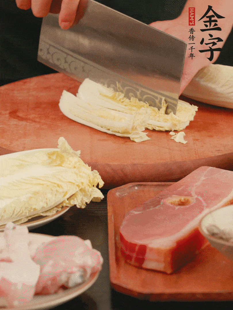 白菜去掉頭尾，對半豎切，再均勻切4刀。