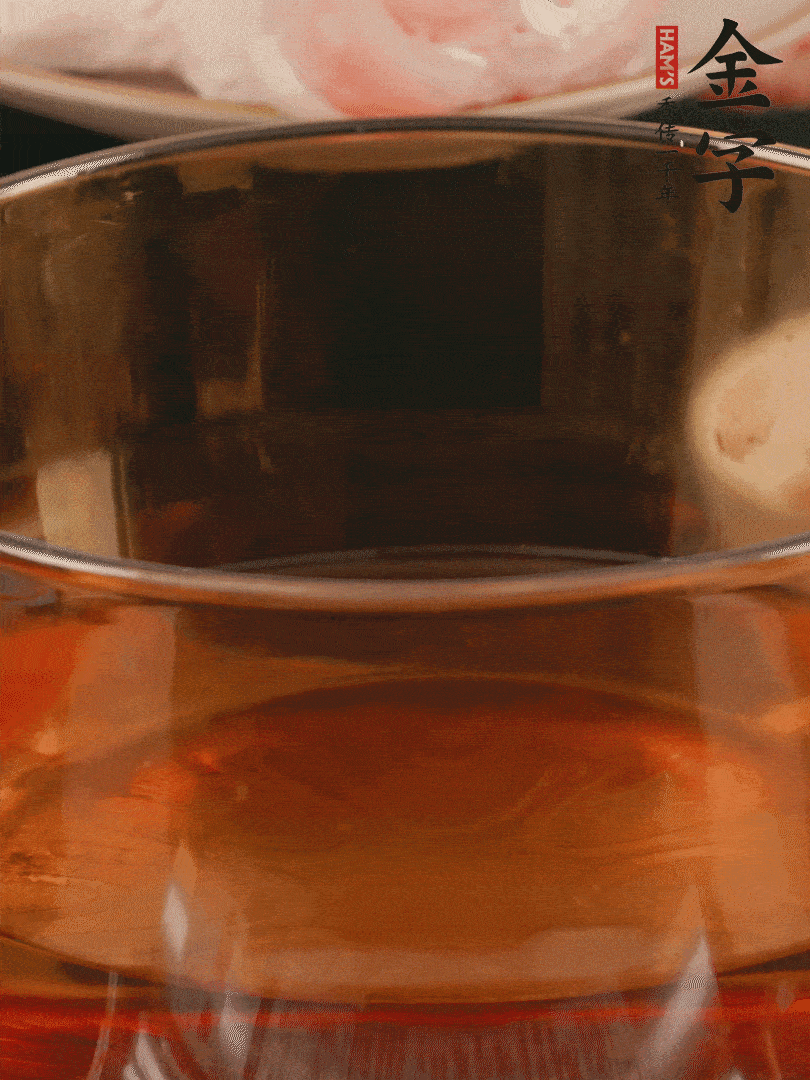 雞腿冷水入鍋，加姜片料酒焯水，撈出溫水洗凈。